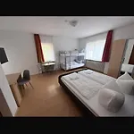 Schatzn Hof בית כפרי *